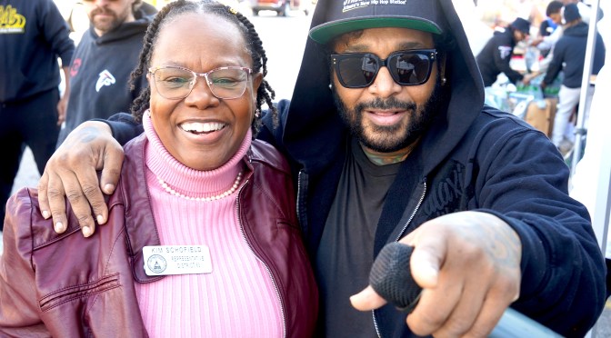 Peyton Alex Smith Joins Streetz 94.5 to Hand Our Turkeys at the South Dekalb Mall and Walmart on Old National Hwy